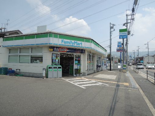 近くのファミリーマート 八尾堤町店まで774m（徒歩10分）