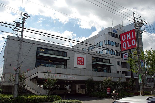 近くのユニクロ八尾店まで270m（徒歩4分）