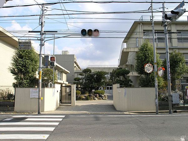近くの八尾市立曙川小学校まで542m（徒歩7分）