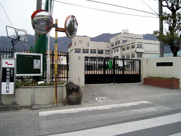 近くの中高安小学校まで635m（徒歩8分）