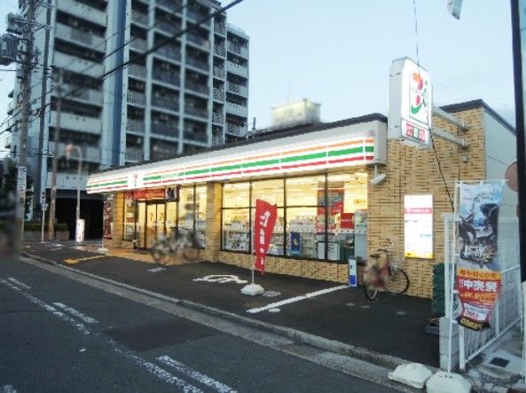 近くのセブンイレブン 八尾光町1丁目店まで261m（徒歩4分）
