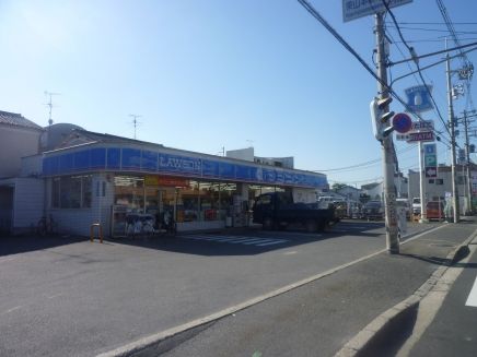 近くのローソン 八尾東山本新町三丁目店まで200m（徒歩3分）