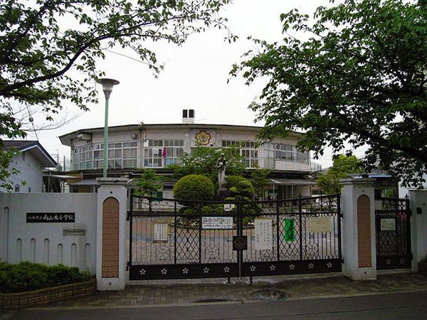 近くの南山本小学校まで550m(徒歩7分)
