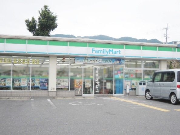 近くのファミリーマート 八尾郡川店まで671m（徒歩9分）
