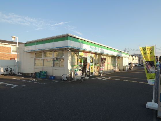 近くのファミリーマート 八尾南木の本店まで588m（徒歩8分）