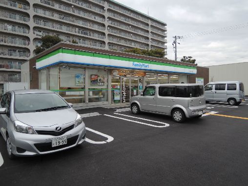 近くのファミリーマート 久宝寺三丁目店まで408m(徒歩6分)
