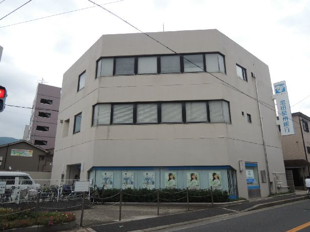 近くの池田泉州銀行 高安支店まで553m（徒歩7分）