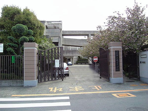 近くの成法中学校まで630m（徒歩8分）