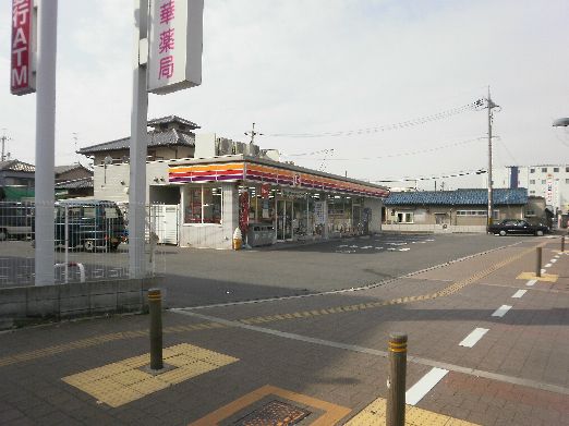 近くのサークルK 八尾春日町店まで215m（徒歩3分）
