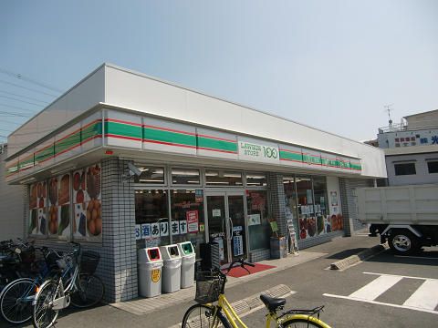 近くのローソンストア100 八尾曙町店まで500m（徒歩7分）