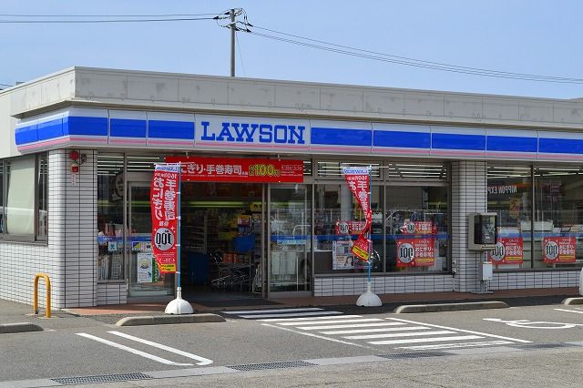 近くのローソン 江津嘉久志町店まで628m(徒歩8分)