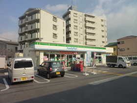 近くのファミリーマート 八尾安中町六丁目店まで395m(徒歩5分)