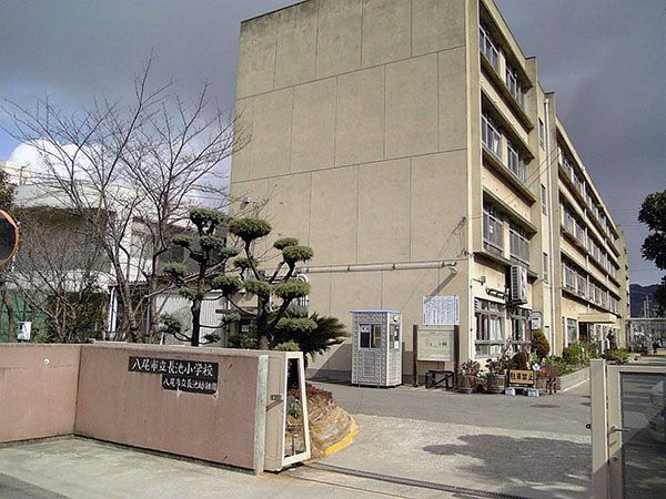 近くの長池小学校まで157m（徒歩2分）