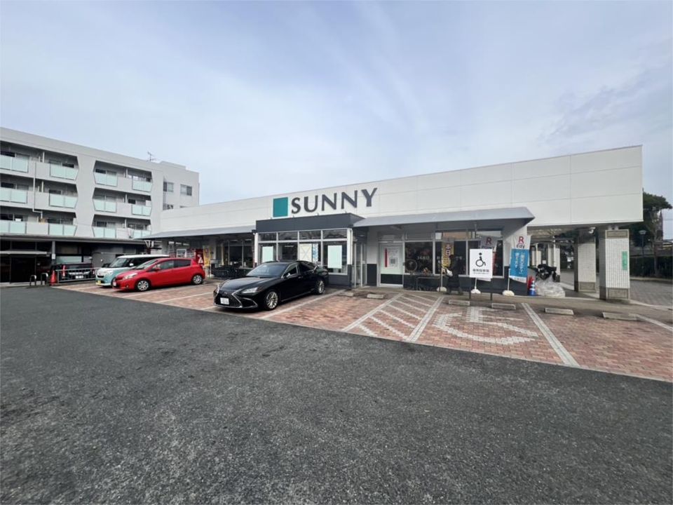近くのサニー堤店まで608m（徒歩8分）