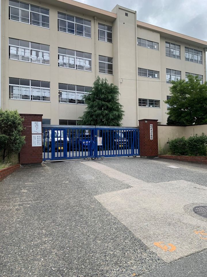 近くの福岡市立片江小学校まで986m（徒歩13分）