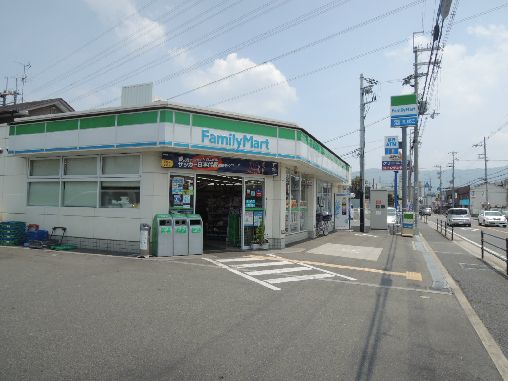 近くのファミリーマート 八尾堤町店まで560m(徒歩7分)