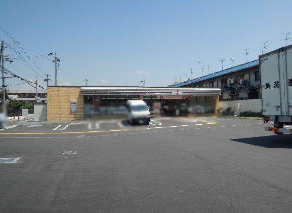 近くのセブンイレブン 八尾久宝寺1丁目店まで428m（徒歩6分）
