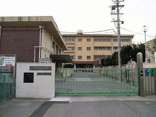 近くの東山本小学校まで444m（徒歩6分）