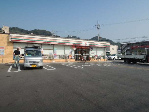 近くのセブンイレブン 柏原大県4丁目店まで305m（徒歩4分）