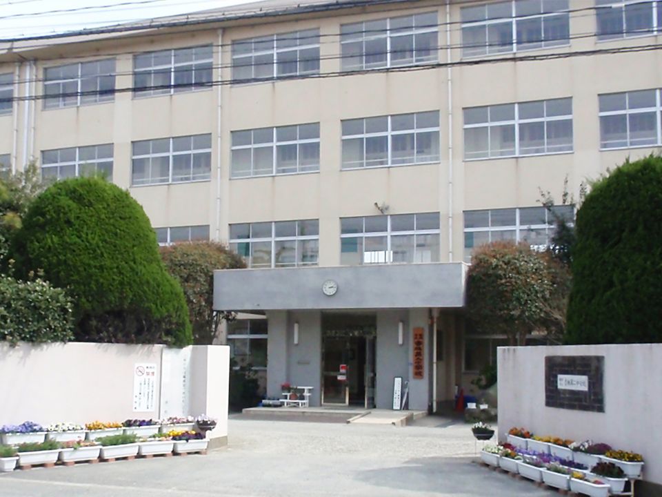 近くの福岡市立香椎第二中学校まで1,377m（徒歩18分）