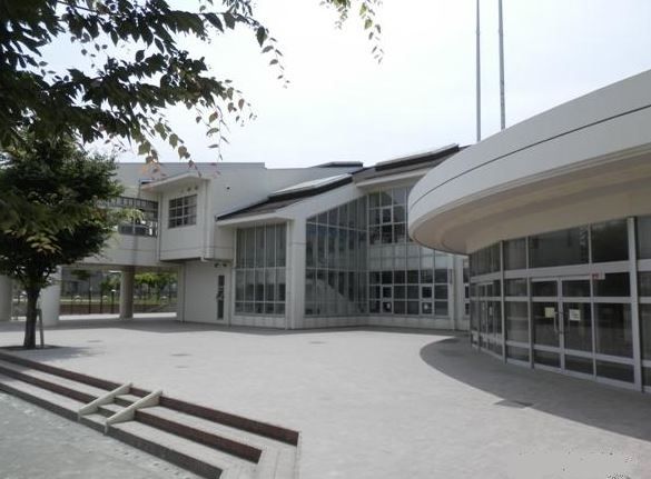近くの藤沢市立石川小学校まで795m（徒歩10分）