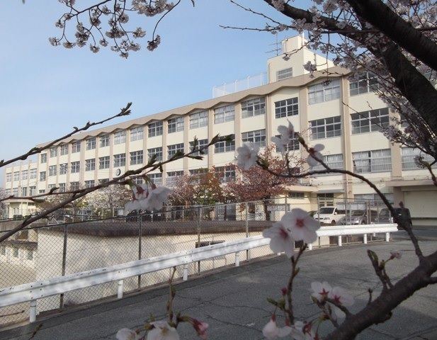 近くの香椎第三中学校まで1,500m(徒歩19分)