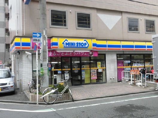 近くのミニストップ 新栄町店まで526m（徒歩7分）