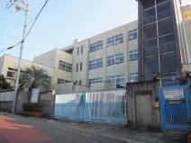 近くの柏原市立堅下小学校まで455m（徒歩6分）
