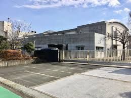 近くの伊勢原市立石田小学校まで977m（徒歩13分）