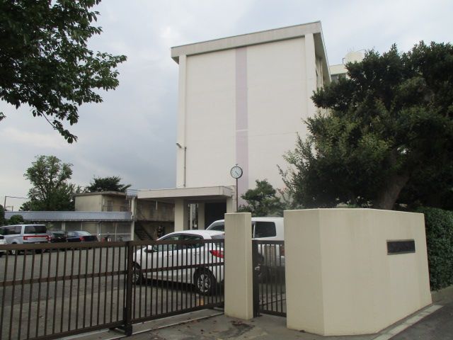 近くの藤沢市立御所見中学校まで1,426m（徒歩18分）