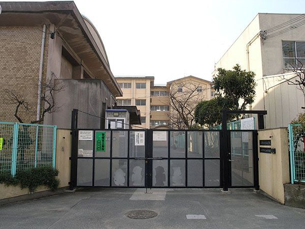 近くの北山本小学校まで800m(徒歩10分)