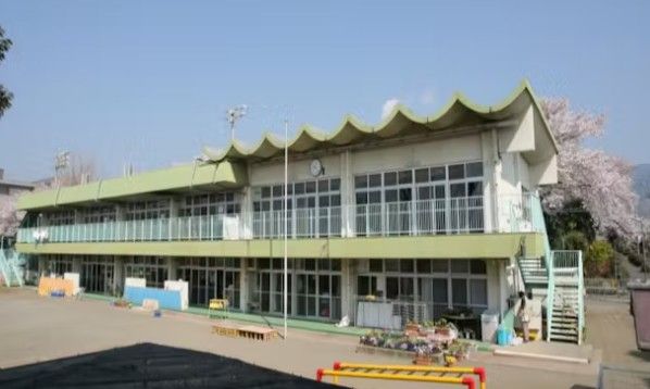 近くの秦野市立みどりこども園まで489m（徒歩7分）
