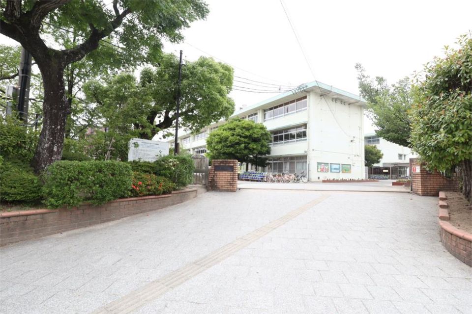 近くの春日市立須玖小学校まで544m（徒歩7分）