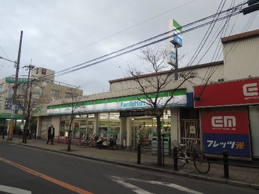 近くのファミリーマート 八尾安中町六丁目店まで654m（徒歩9分）