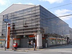 近くの柏原郵便局まで484m(徒歩7分)