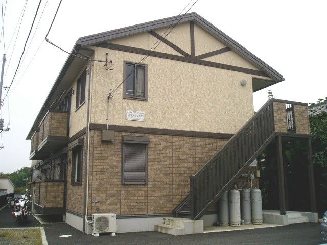 近くのファミリーマート 秦野鶴巻店まで596m（徒歩8分）