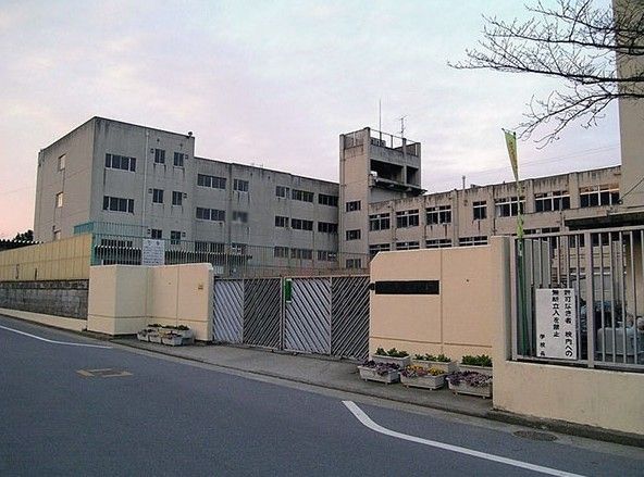近くの八尾市立東中学校まで1,107m（徒歩14分）