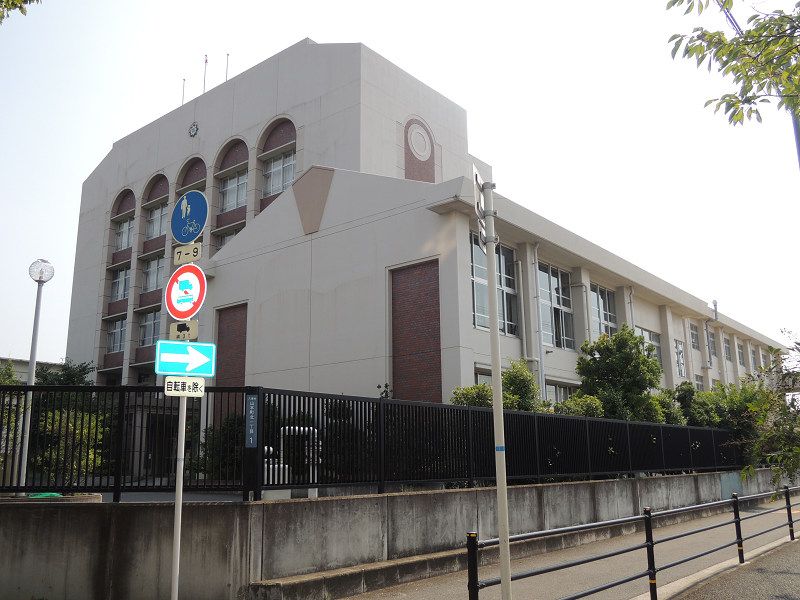 近くの大阪府立 山本高等学校まで696m（徒歩9分）