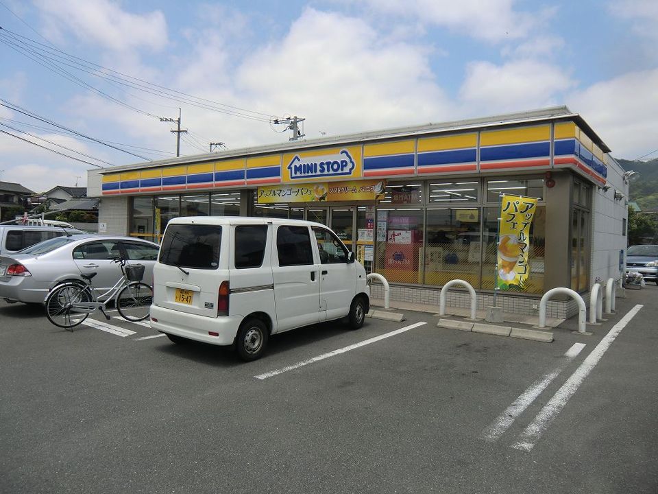 近くのミニストップ坂本まで1,200m（徒歩15分）