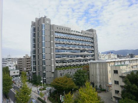 近くの八尾市役所まで537m（徒歩7分）