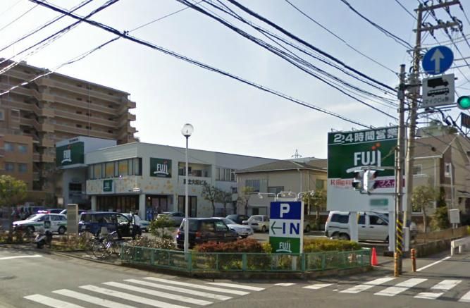 近くのFuji大船店まで412m（徒歩6分）