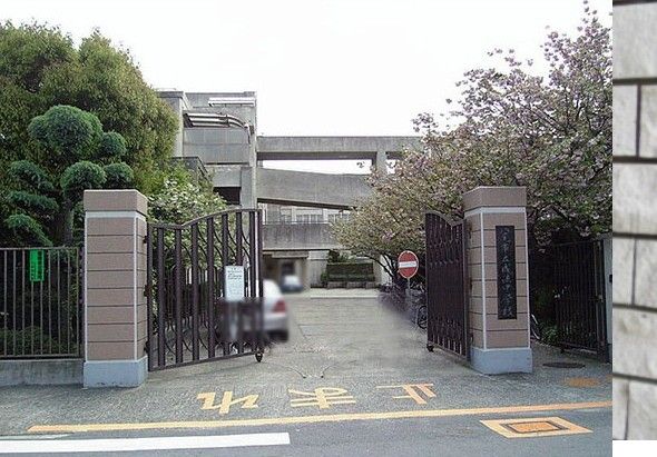 近くの八尾市立成法中学校まで852m（徒歩11分）