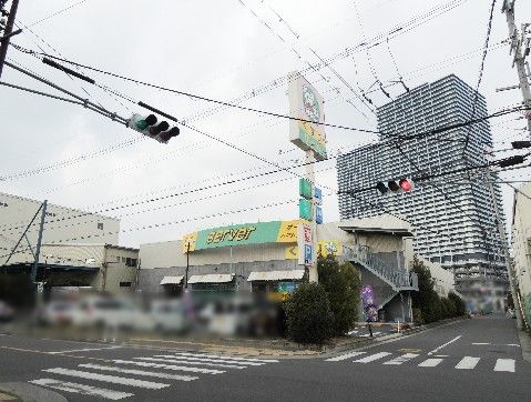 近くのドラッグストアサーバ八尾跡部北店まで897m（徒歩12分）