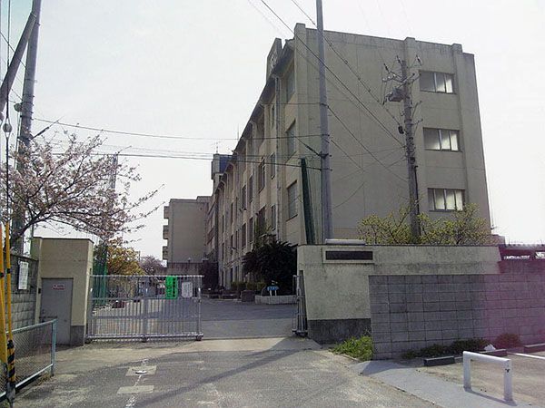 近くの八尾市立亀井中学校まで608m（徒歩8分）