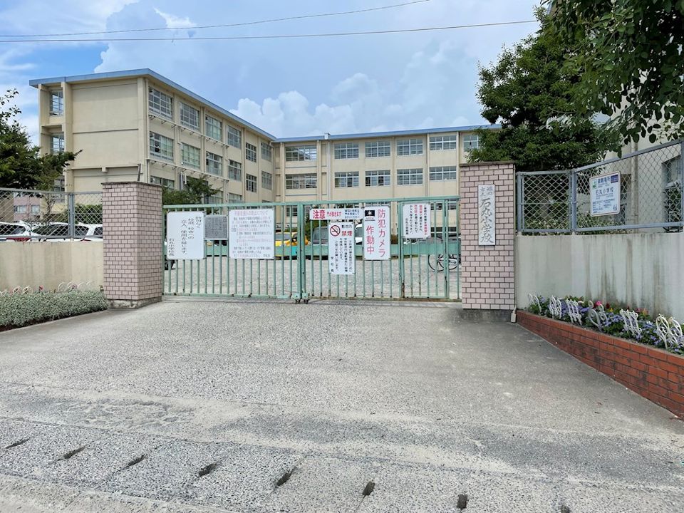 近くの福岡市立石丸小学校まで605m(徒歩8分)
