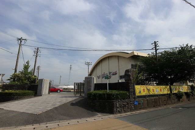 近くの新宮町立新宮北小学校まで674m（徒歩9分）