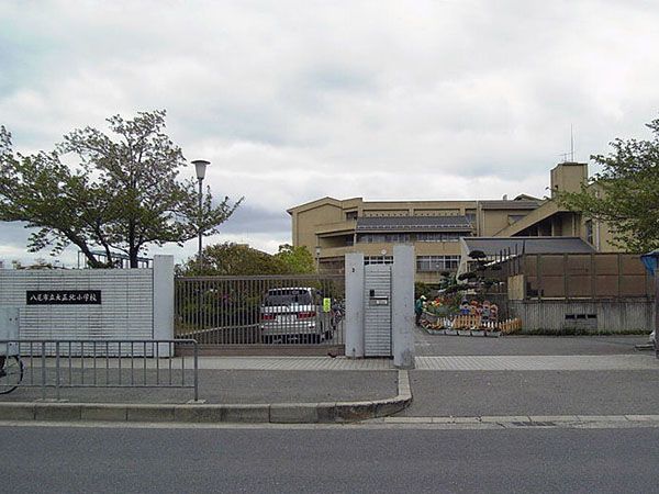 近くの八尾市立大正北小学校まで989m（徒歩13分）