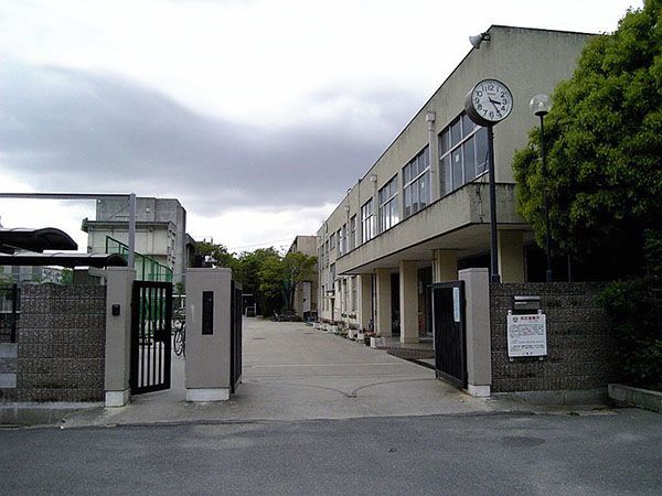 近くの八尾市立大正中学校まで941m（徒歩12分）