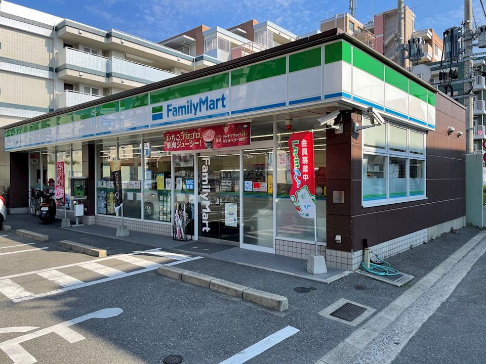 近くのファミリーマート 福岡あけぼの店まで211m（徒歩3分）