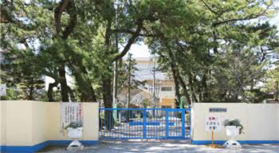 近くの福岡市立百道中学校まで2,443m（徒歩31分）
